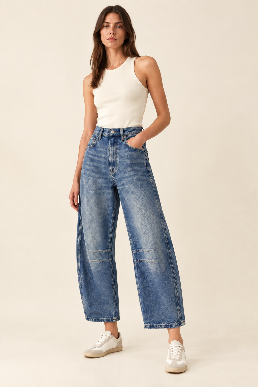 Modelo con jeans de largo al tobillo