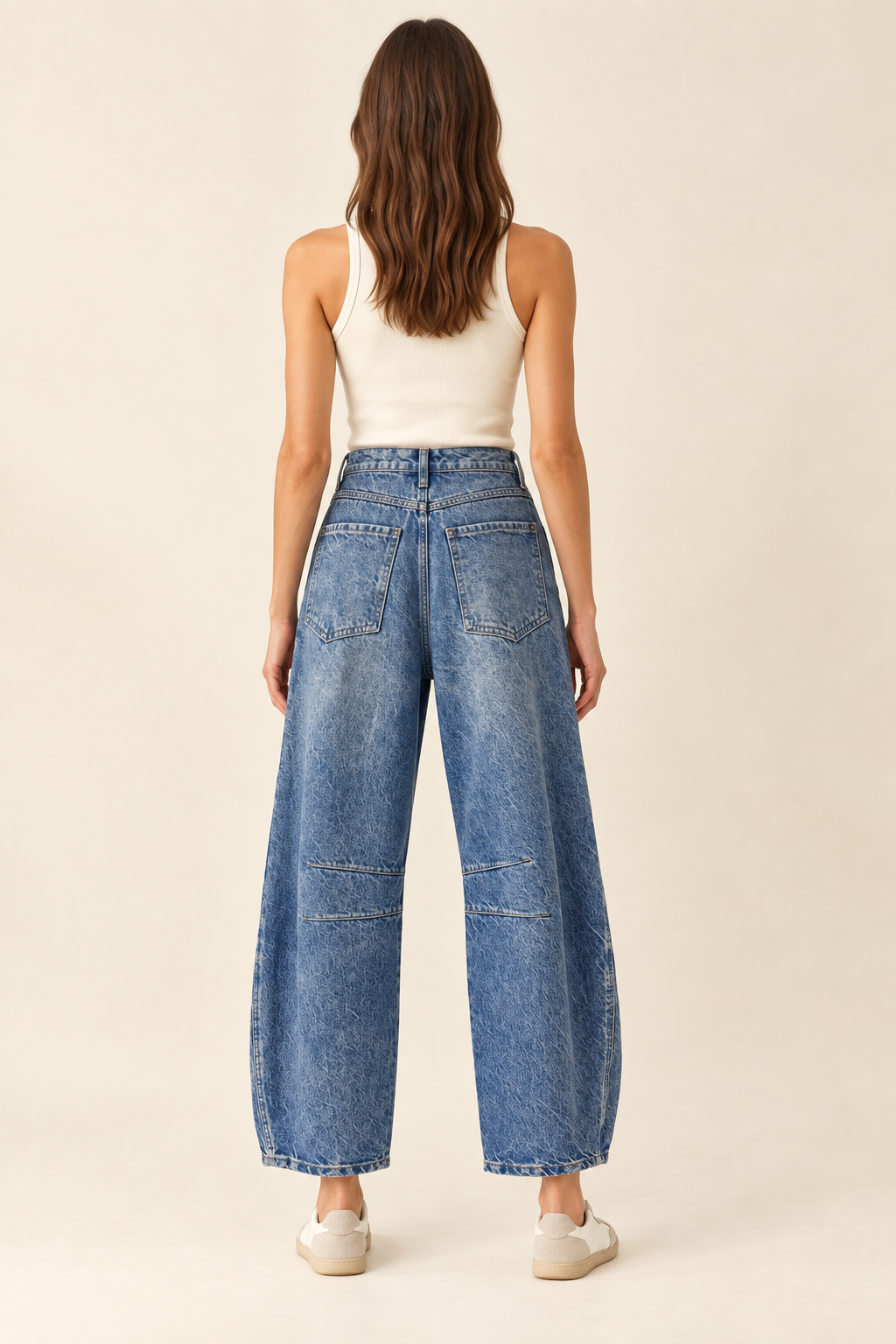 Modelo luciendo los jeans por la parte de atrás